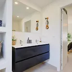 Alejandra - Gerenoveerd Direct Aan Zee Estepona