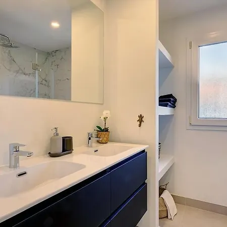 Alejandra - Gerenoveerd Direct Aan Zee Estepona