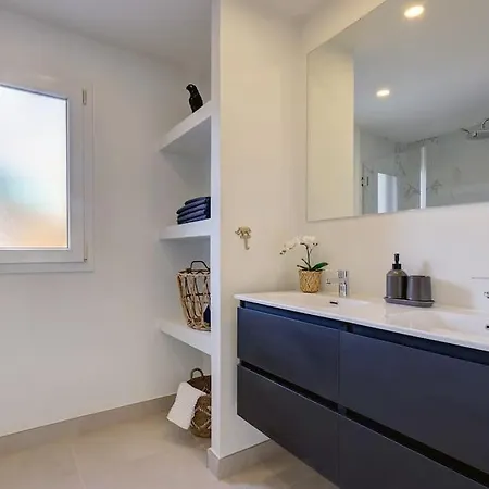 Alejandra - Gerenoveerd Direct Aan Zee * Estepona