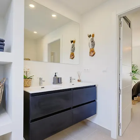 Alejandra - Gerenoveerd Direct Aan Zee Estepona