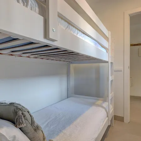 Alejandra - Gerenoveerd Direct Aan Zee Estepona