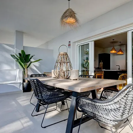 Alejandra - Gerenoveerd Direct Aan Zee Apartment *