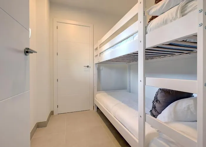 Alejandra - Gerenoveerd Direct Aan Zee Estepona