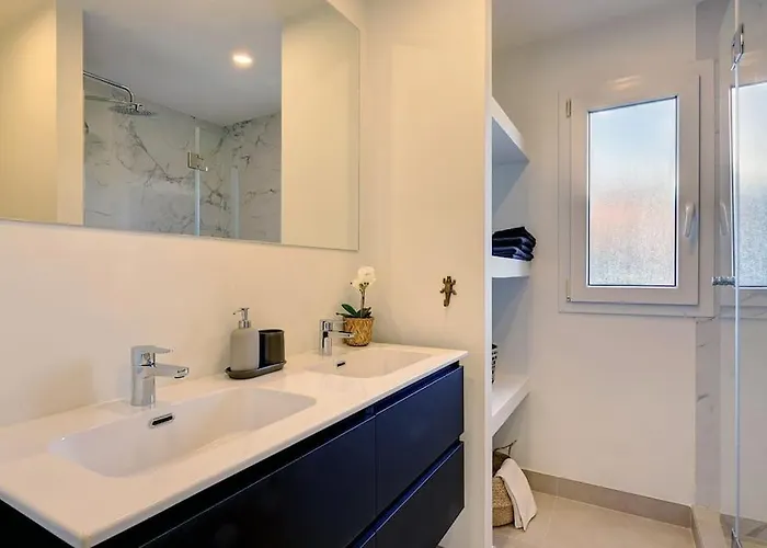 Alejandra - Gerenoveerd Direct Aan Zee Estepona