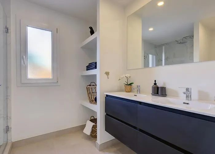 Alejandra - Gerenoveerd Direct Aan Zee * Estepona