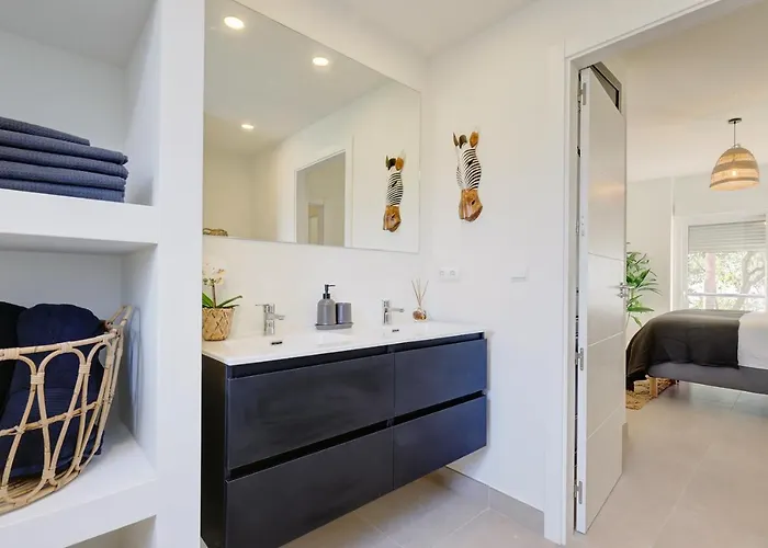 Alejandra - Gerenoveerd Direct Aan Zee Estepona