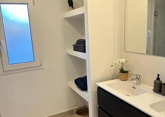 Alejandra - Gerenoveerd Direct Aan Zee * Estepona