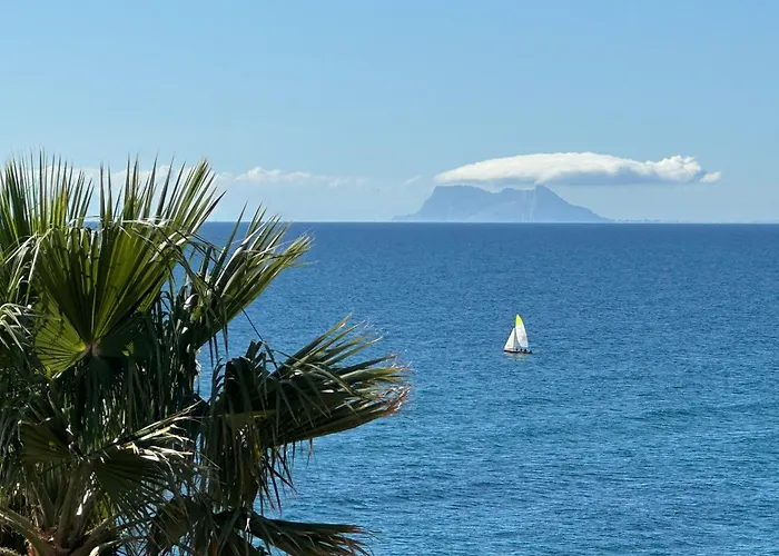 Alejandra - Gerenoveerd Direct Aan Zee Estepona